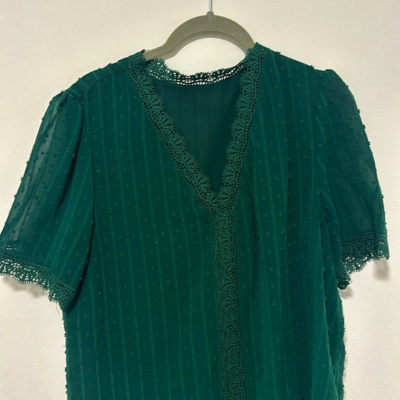 Green short sleeve V-neck lace blouse. Size large. - Picture 2 of 5